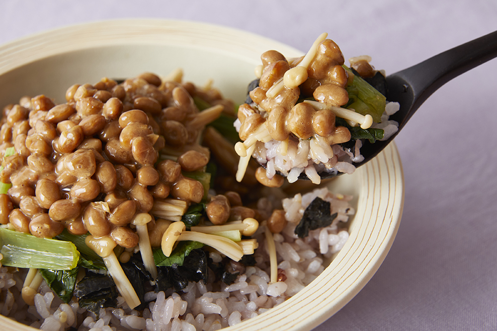 納豆と青菜のごはんの画像