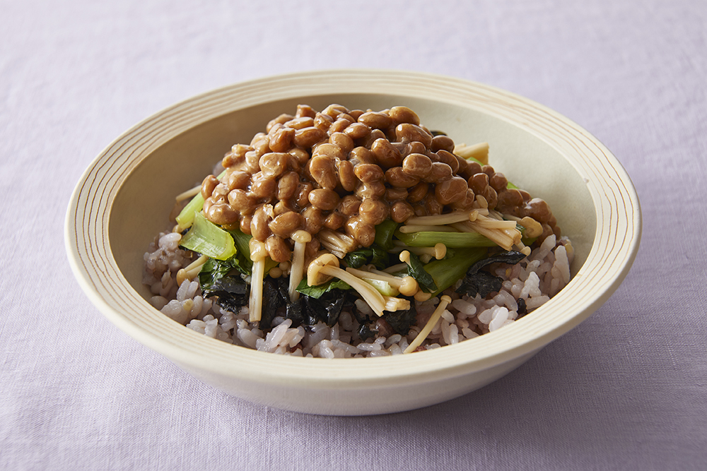 納豆と青菜のごはんの画像